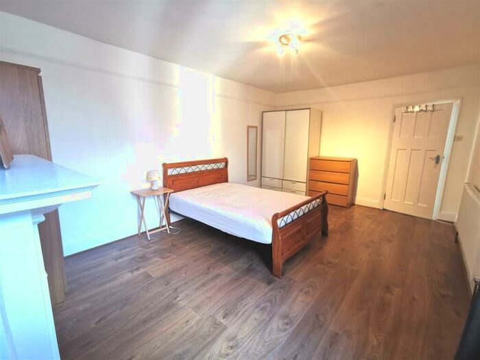 2 Bedroom Flat To Rent In High Road, Wood Green, N22