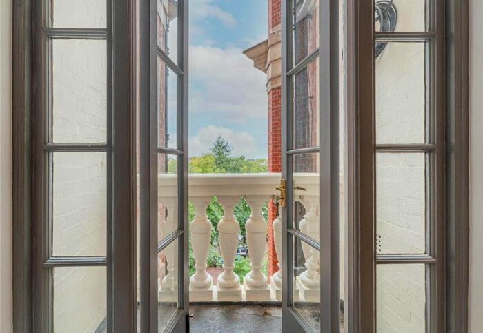 3 Bedroom Flat To Rent In Maida Vale, London, W9