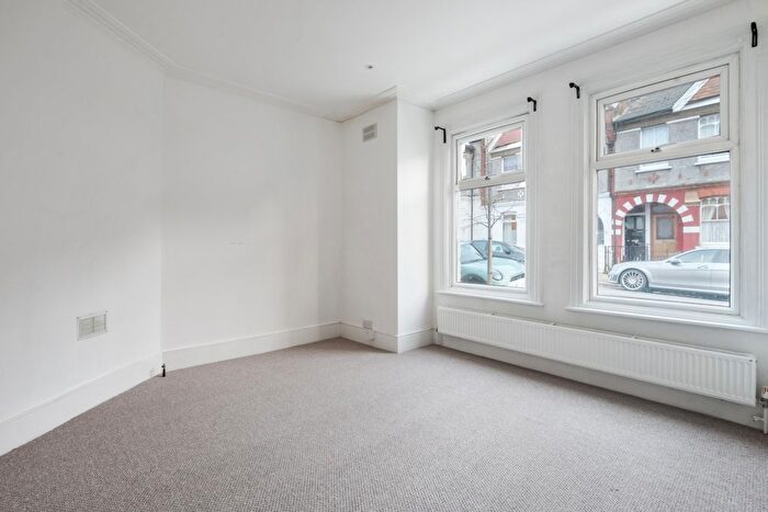 2 Bedroom Flat To Rent In Salterford Road, Tooting, SW17