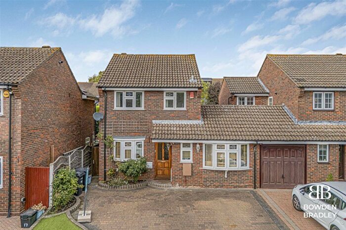 3 Bedroom Link Detached House For Sale In Owen Gardens, Woodford Green, IG8