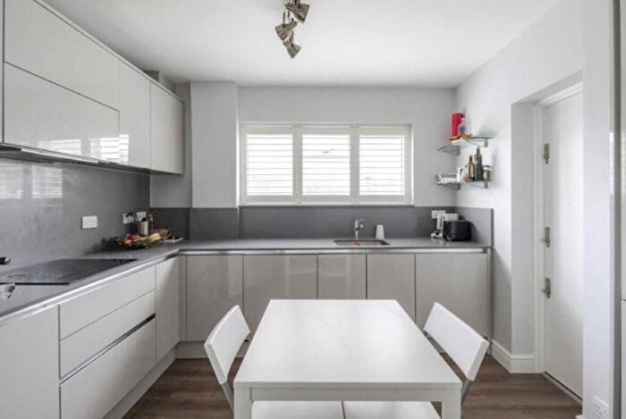 3 Bedroom Flat To Rent In Kirkstall House, Abbots Manor, SW1V