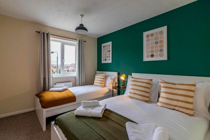 2 Bedroom Semi-Detached House To Rent In Heron Drive, Lenton, Nottingham, NG7