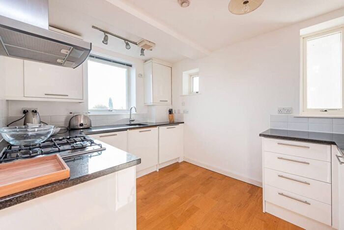 2 Bedroom Flat To Rent In Kew Bridge Court, Chiswick, London, W4