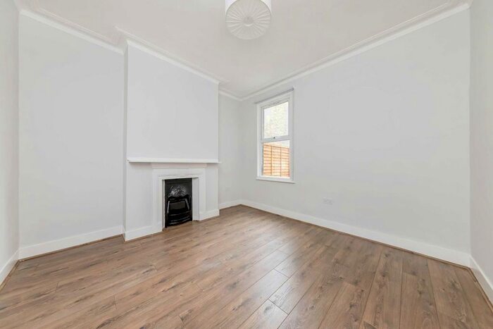 3 Bedroom Flat To Rent In Askew Crescent, London W12