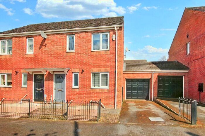 3 Bedroom Semi-Detached House To Rent In Abbeyfield Close, Gateshead, NE8