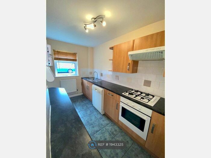 1 Bedroom Flat To Rent In Park Close, Street, BA16