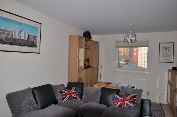 2 Bedroom Flat To Rent In Jack Russell Close, Stroud, Gloucestershire, GL5