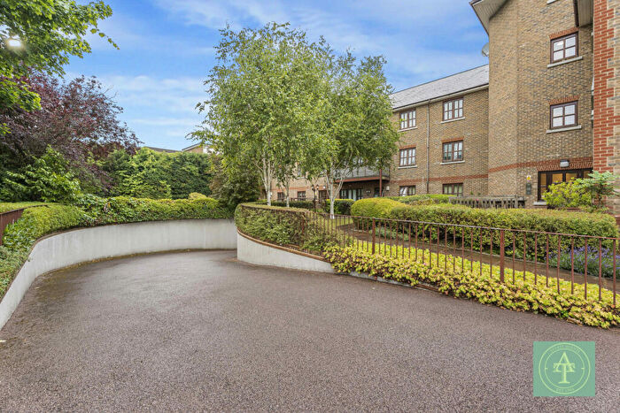 2 Bedroom Flat For Sale In Green Dragon Lane, Winchmore Hill, London, N21