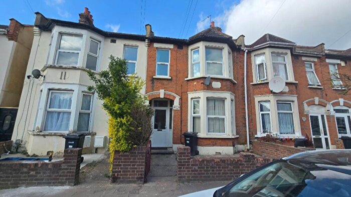 3 Bedroom Terraced House To Rent In Highbury Gardens, Ilford, London, IG3