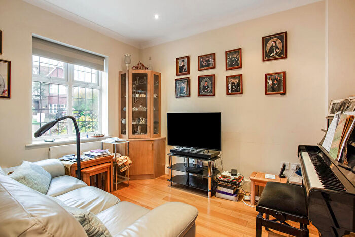 5 Bedroom Detached House For Sale In Flora Close, Stanmore, HA7
