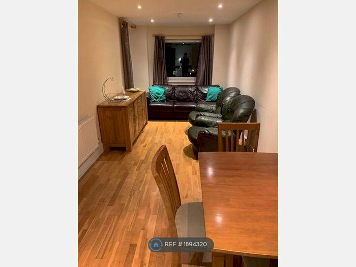 2 Bedroom Flat To Rent In Raphael House, Ilford, IG1