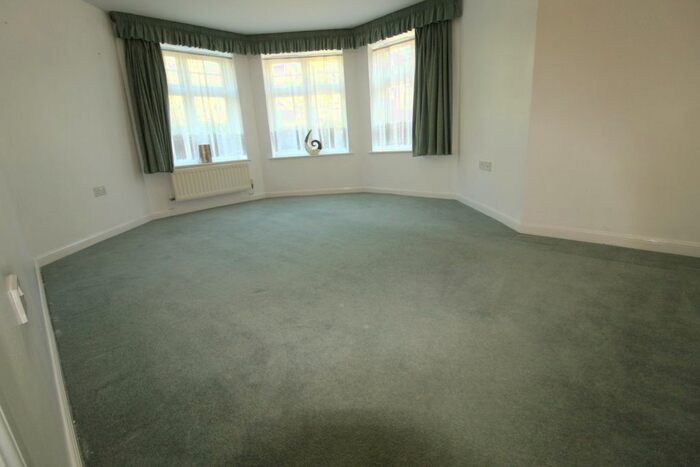 2 Bedroom Flat To Rent In Grandfield Avenue, Watford, WD17