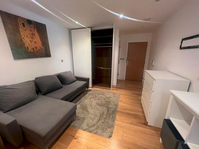 Studio To Rent In Grove Park, London, NW9