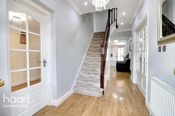 5 Bedroom Terraced House For Sale In Grangeway Gardens, Redbridge, IG4