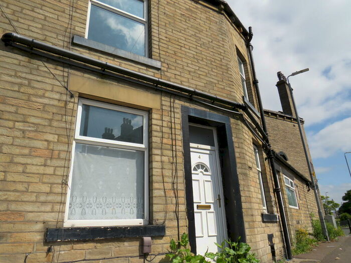 3 Bedroom House To Rent In Clay Pits Lane, Halifax, HX1