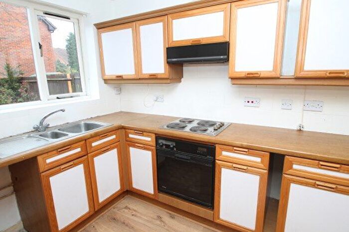 3 Bedroom Link Detached House To Rent In Flag Close, Croydon, CR0