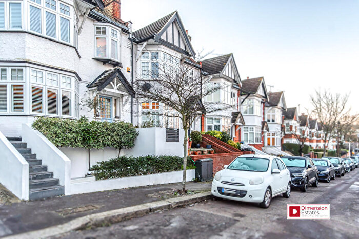 2 Bedroom Flat To Rent In St. Albans Crescent, Woodford Green, Essex, IG8