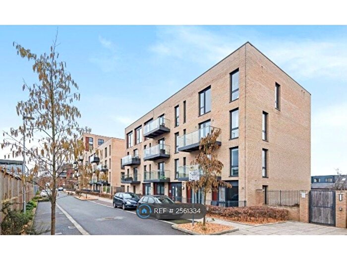 2 Bedroom Flat To Rent In Metropolitan Court, Edgware, HA8