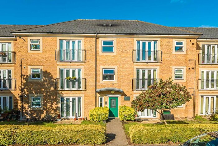 2 Bedroom Flat For Sale In White Lodge Close, Isleworth, TW7