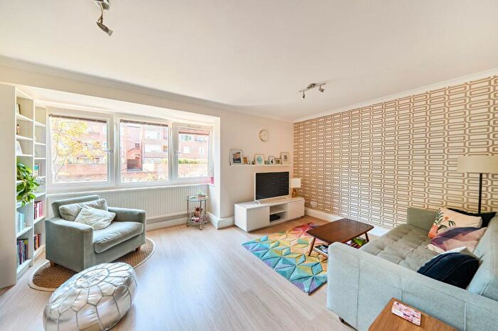 2 Bedroom Property For Sale In Cowdenbeath Path, Islington, London, N1