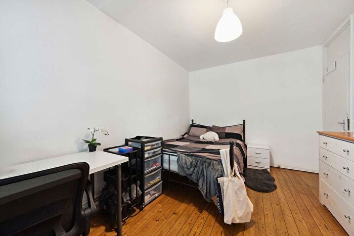 3 Bedroom Flat To Rent In Dickens Estate, London, SE16