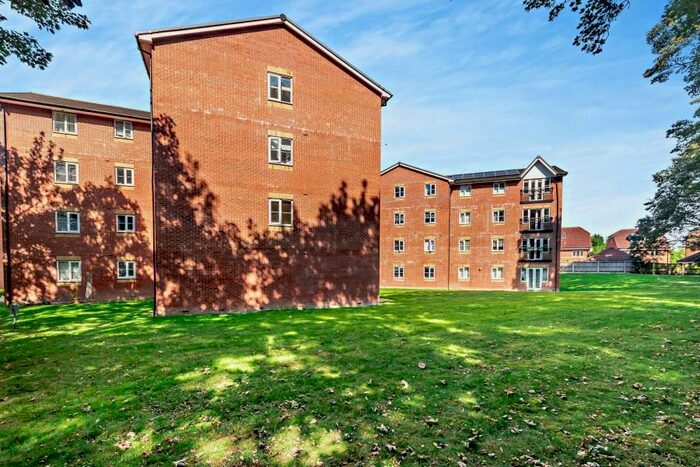 2 Bedroom Flat To Rent In Plantation Close, Bushey, WD23