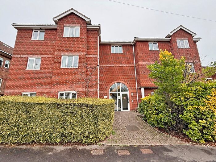 2 Bedroom Flat For Sale In Sixth Avenue, Cosham, PO6
