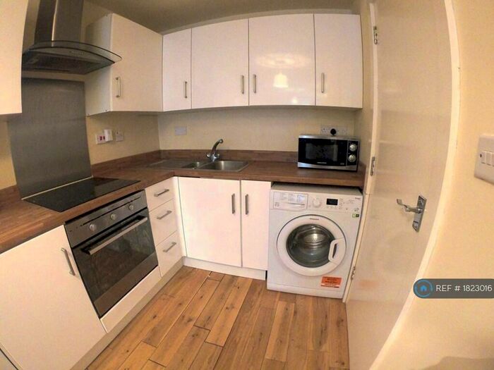 3 Bedroom Flat To Rent In Hornsey Road, London, N7