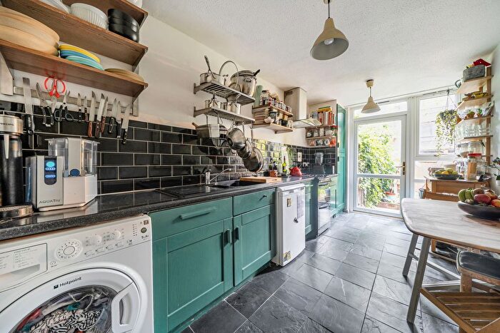 2 Bedroom Maisonette For Sale In Wivenhoe Close, London, SE15