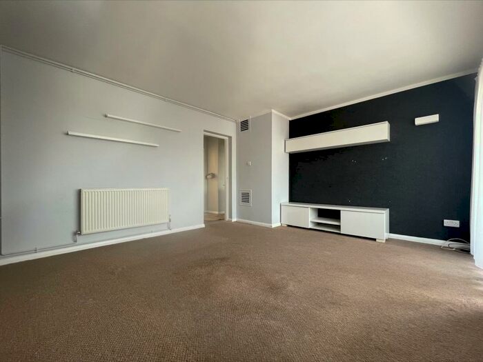 2 Bedroom Flat To Rent In Dollis Drive, GU9