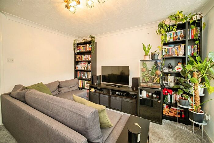 1 Bedroom Flat For Sale In Reading Road, Sherfield-On-Loddon, Hook, RG27