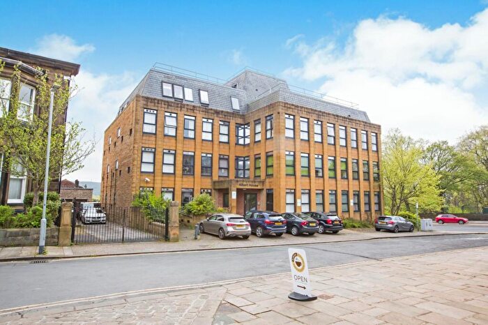 1 Bedroom Apartment For Sale In Park Road, Halifax, West Yorkshire, HX1