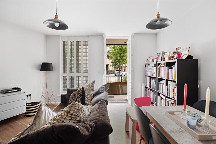 2 Bedroom Flat For Sale In Maypole Court, Bow, E3