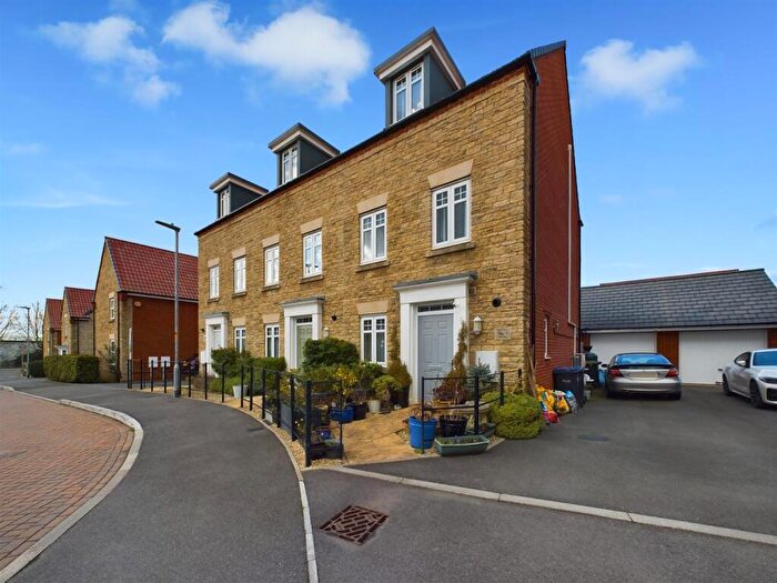 3 Bedroom Town House For Sale In Dew Way, Calne, SN11