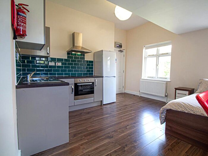 Apartment To Rent In Apt, Clarendon House #, LS2