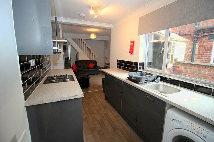 3 Bedroom House To Rent In / Bed Student House Whitehall Grove **all Inclusive**, LN1