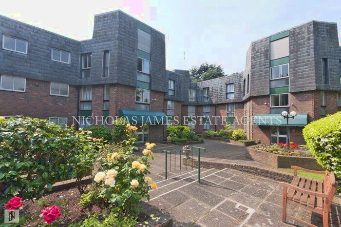 3 Bedroom Flat To Rent In Greenacre Walk, Southgate, London, N14