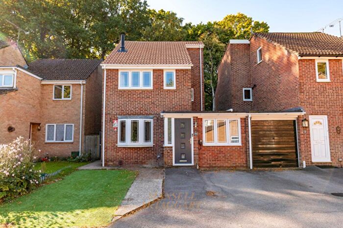 3 Bedroom Detached House For Sale In Mountbatten Close, Crawley, RH11