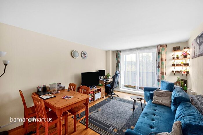2 Bedroom Flat For Sale In Peckham Grove, London, SE15
