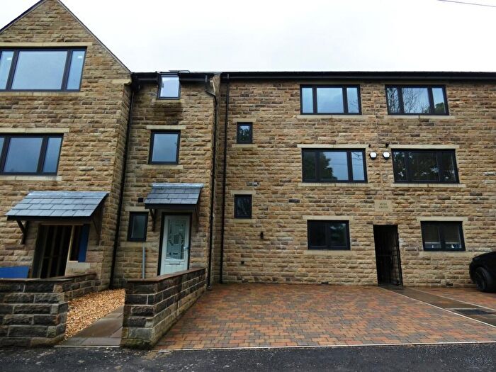 4 Bedroom Town House To Rent In Moss Grove, Greenfield, OL3