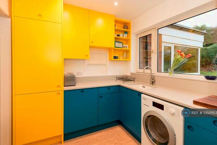 3 Bedroom Semi-Detached House To Rent In Knab Close, Sheffield, S7