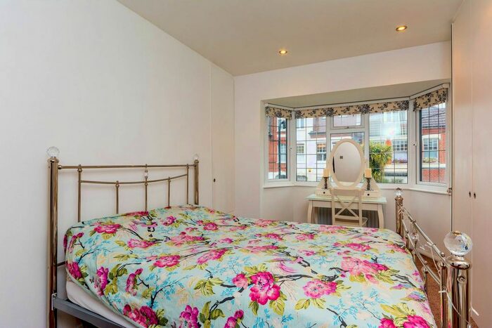 2 Bedroom Flat To Rent In Fairlawn Grove, Chiswick, London, W4