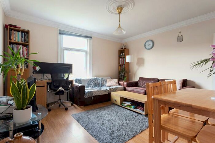 2 Bedroom Flat To Rent In Ouseley Road, Balham, SW12