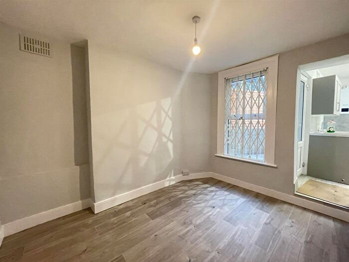 1 Bedroom Flat To Rent In Moffat Road, Thornton Heath, CR7