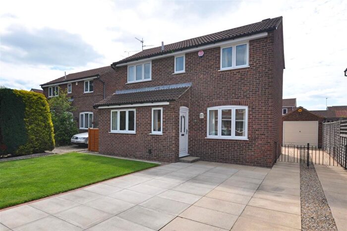 3 Bedroom Detached House For Sale In Dee Close, Woodthorpe, York, YO24