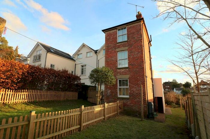 2 Bedroom Flat To Rent In Rose Hill, Dorking, RH4
