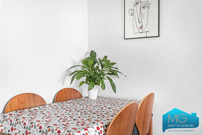 2 Bedroom Flat For Sale In Cornwall Avenue, London, N3