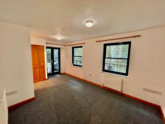 2 Bedroom Flat To Rent In Williams Court, Falmouth, TR11