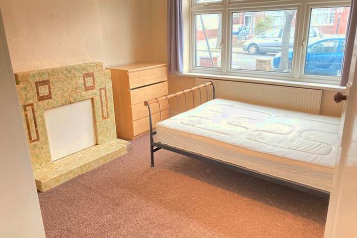 4 Bedroom Semi-Detached House To Rent In Very Near Middleton Avenue, Greenford UB6