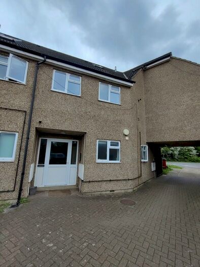 2 Bedroom Apartment To Rent In Manor Parade, AL10